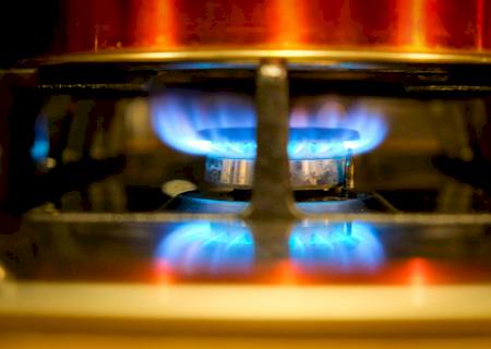 Gasolina sobe 47,49% e gás de botijão, 36,99% em 2021, diz IBGE