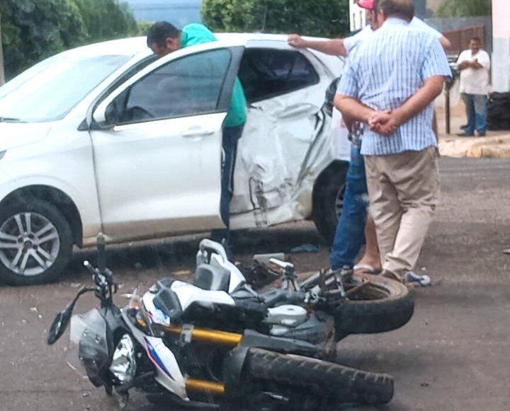 Motociclista fica ferido ao colidir com carro no centro de Nova Andradina