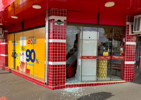 Ladrão quebra vidraça e pratica furto em farmácia no centro de Nova Andradina