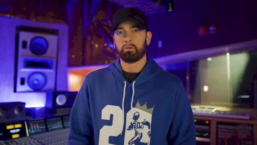 Eminem celebra 16 anos de sobriedade com foto de medalha