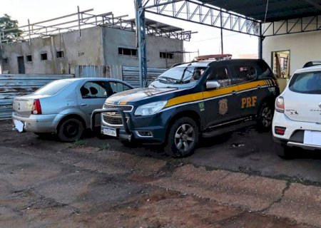Trio é preso com veículo roubado durante bloqueio da PRF na BR-376 em Ivinhema