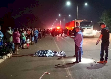 Mulher morre atropelada por moto ao atravessar rodovia em Dourados