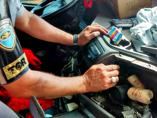 Dinheiro foi localizado escondido no painel do veículo – Foto: PMR-SP/Divulgação