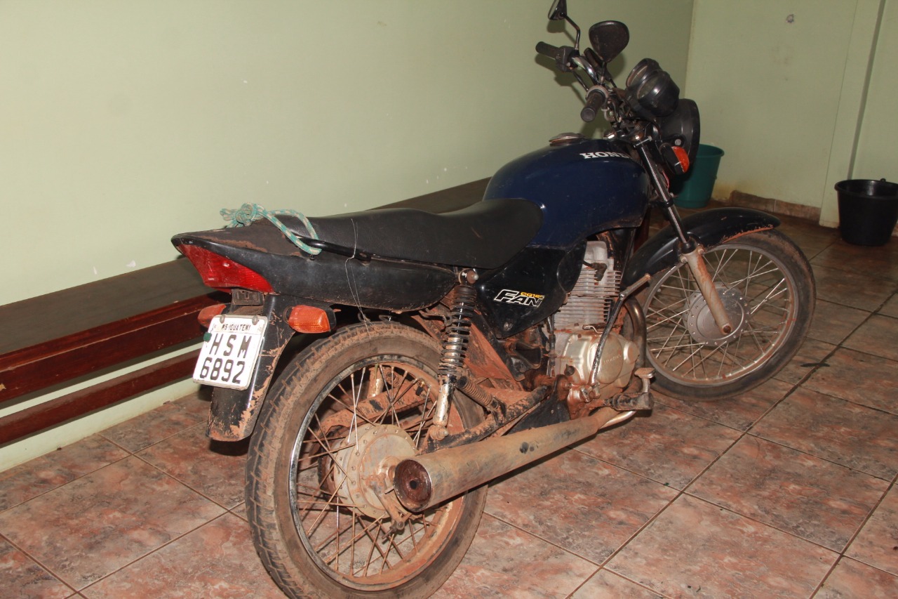 Motocicleta que ele conduzia na hora em que foi abordado – Foto: Jornal da Nova