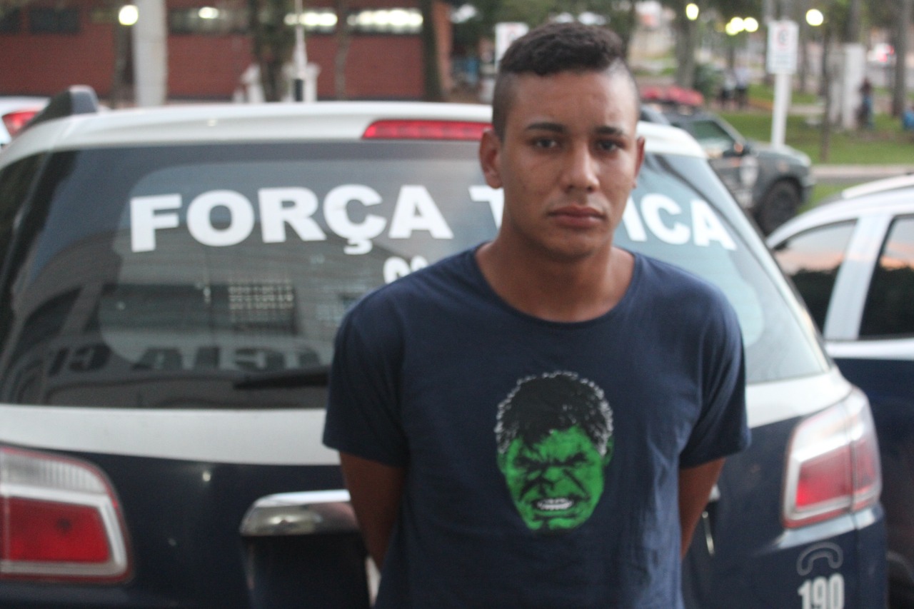 Suspeito foi flagrado com porções de drogas no dia da prisão - Foto: Luis Gustavo/Jornal da Nova