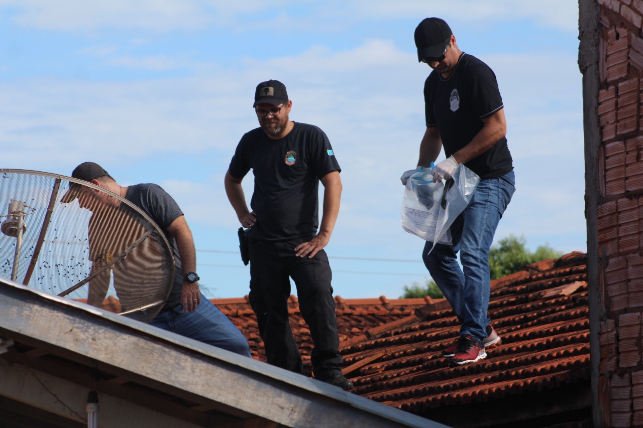 Investigadores em cima da residência - Foto: Luis Gustavo/Jornal da Nova