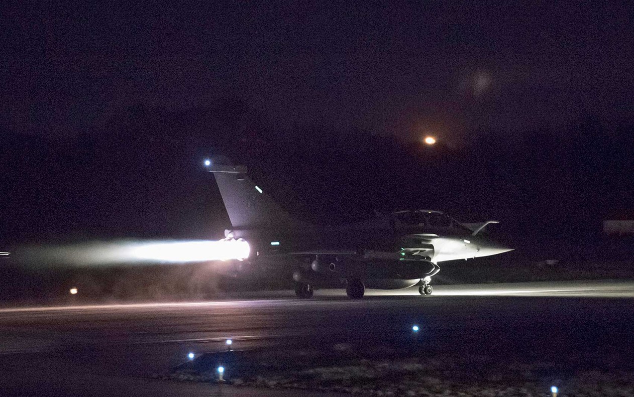 Caça se preparando para decolar como parte da operação conjunta de ataque à Síria - Foto: Força Aérea Francesa/Twitter
