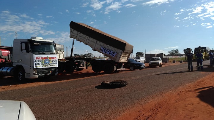 Em Ivinhema bloqueio está sendo realizado no km 115 da MS-276 – Foto: WhatsApp/Jornal da Nova
