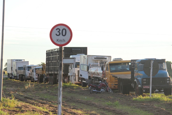 Caminhões parados na MS-134 saída para Casa Verde – Foto: Jornal da Nova