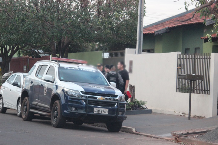 Equipes do Gaeco e Força Tática em um dos endereços alvos da operação – Foto: Jornal da Nova