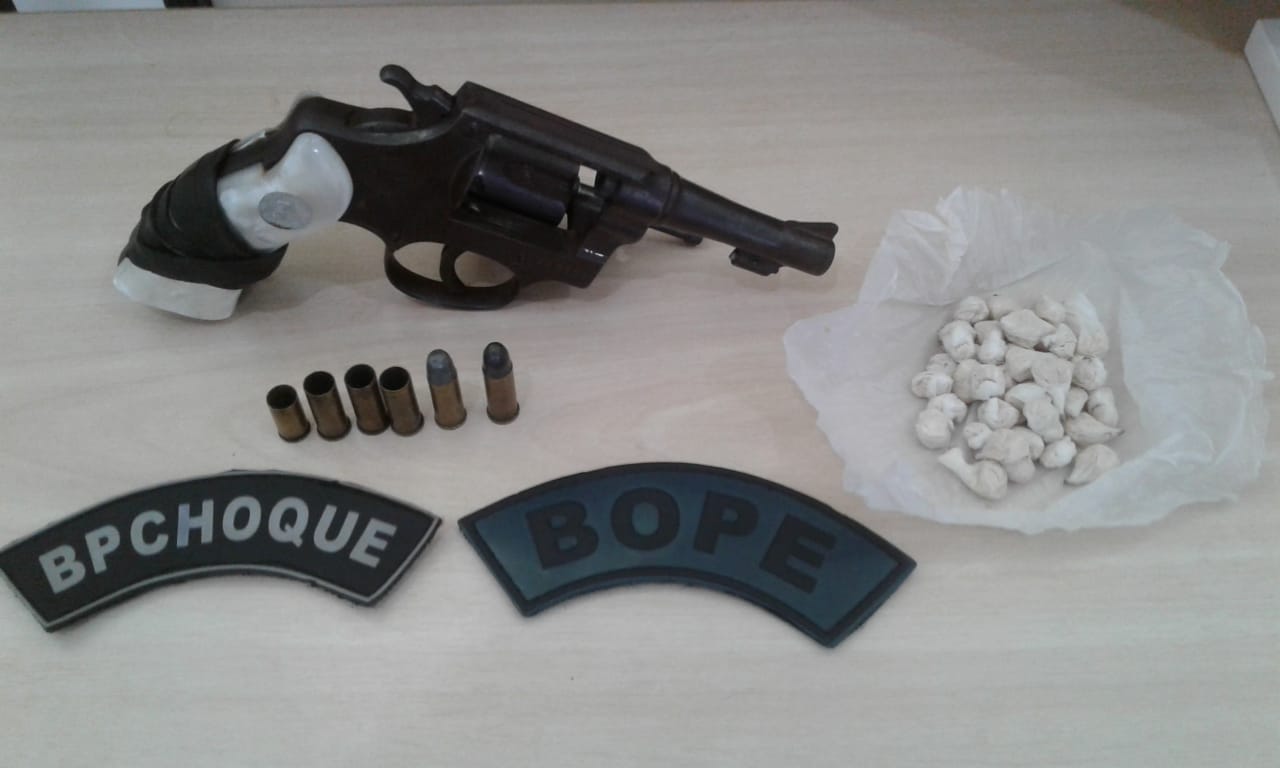 Arma de fogo e munições que foram utilizadas na execução do policial, a polícia também apreendeu drogas - Foto: Divulgação