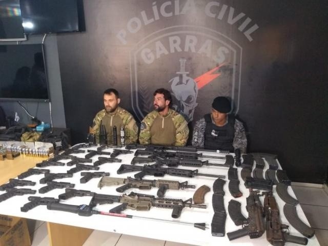 Em coletiva de imprensa, armas apreendidas com Marcelo Rios foram expostas - Foto: Clayton Neves