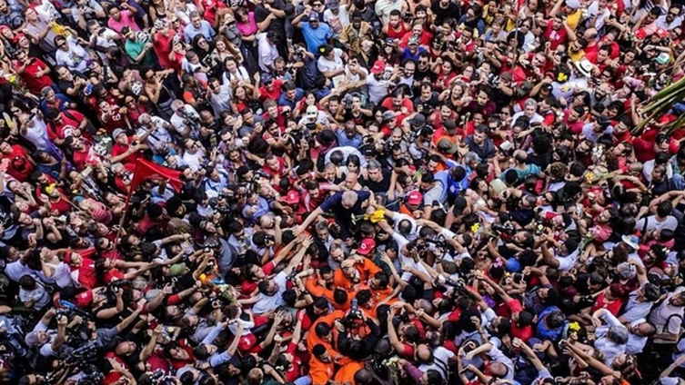 Lula é carregado pelo povo após discurso em São Bernardo – Foto: Francisco Proner/Farpa Coletivo