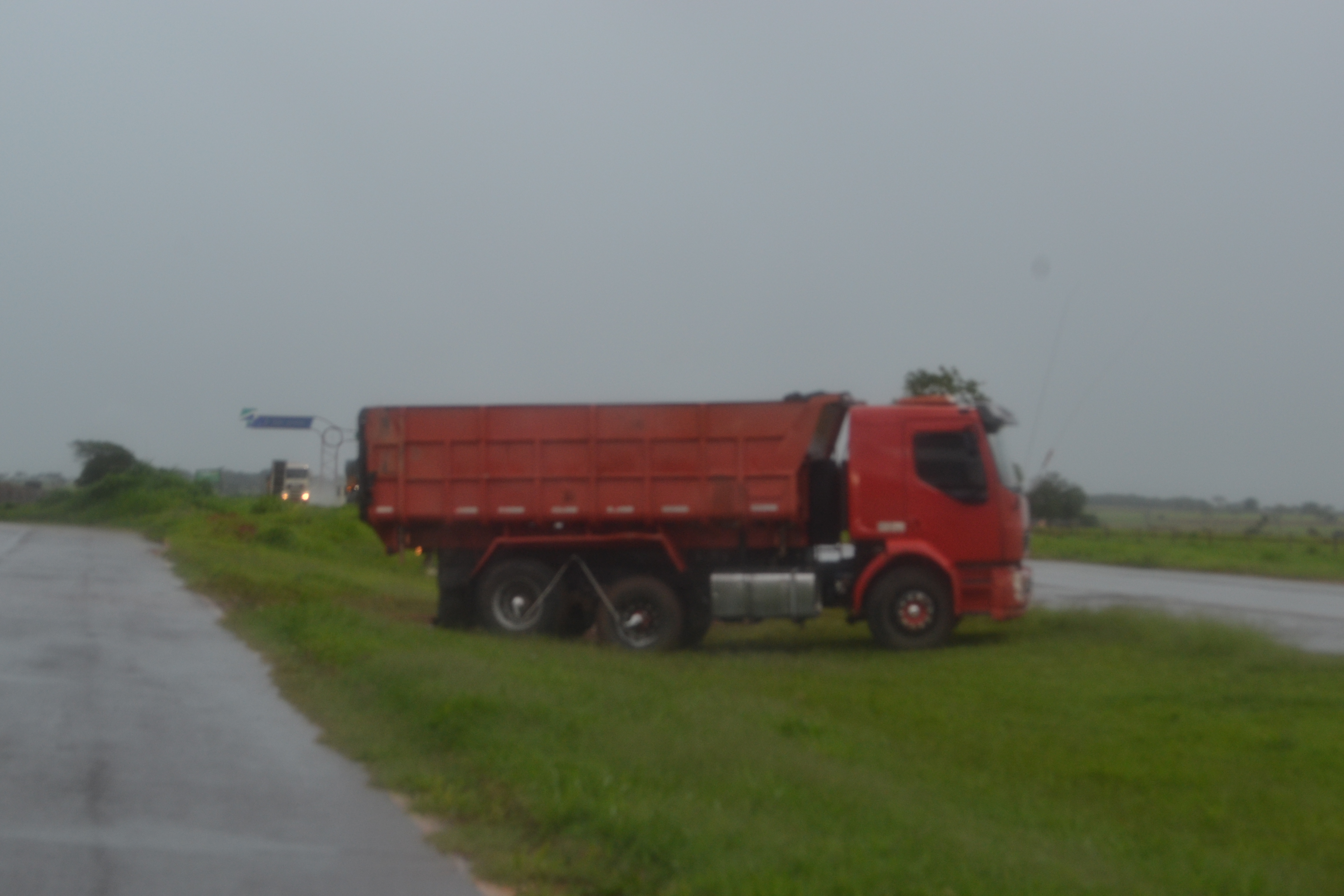 Chovia na hora em que o veículo cruzava o local irregular - Foto: Jornal da Nova