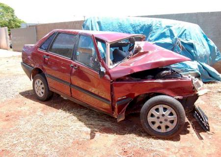 Veículo sai da pista e jovem fica gravemente ferido em Angélica