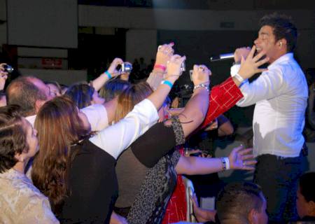 Som é uma lástima, mas intimidade com público salva show de Zezé e Luciano