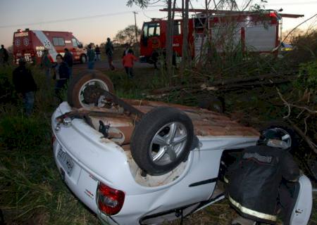 Condutor desvia de carroça, dá de frente com carreta, sai da pista e capota na MS 156