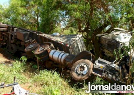Carga de milho de carreta que tombou, é saqueada por moradores