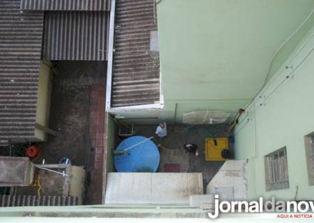 Homem cai de 4º andar de edifício no centro da cidade e morre quatro horas depois