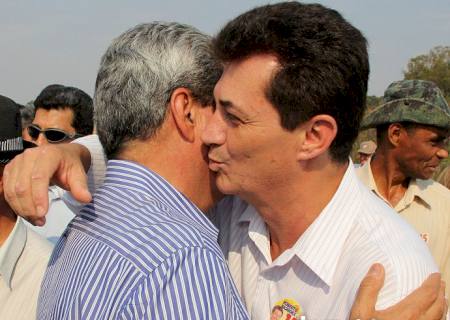 Mesmo beijando Puccinelli, Tomaz não se elege em Nova Andradina