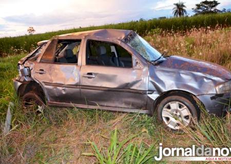 Carro fica destruído após capotamento na MS 141 em Angélica