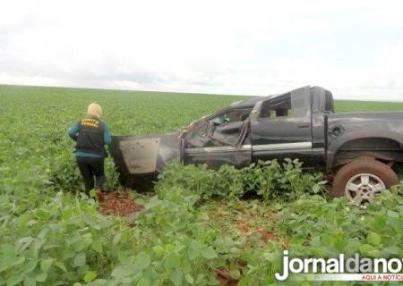 Caminhonete capota, mata uma e deixa outras duas pessoas feridas