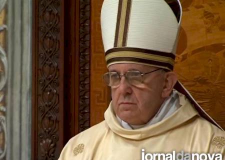 Em 1º missa, Francisco ora por Bento XVI e fala em ''reconstrução''