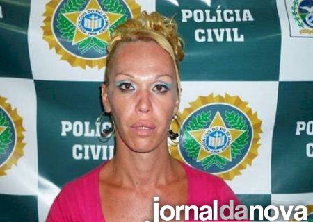 Travesti é preso ao colar panfletos de propaganda sexual ao lado de delegacia