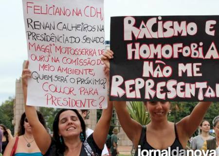 Manifestantes vão às ruas contra pastor em Direitos Humanos
