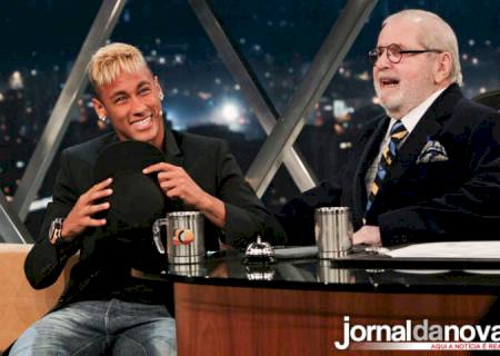 Jô Soares imita o look de Neymar em entrevista com o craque