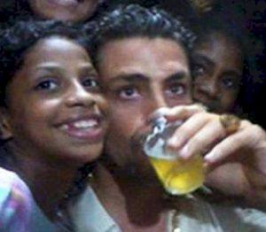 Cauã bebe cerveja e agita comunidade durante gravações como traficante