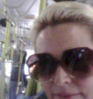 Afastada da TV, Suzy Rêgo anda de ônibus: ''Bom e barato!''