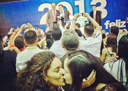 Foto de beijo gay diante de Feliciano em igreja evangélica causa polêmica