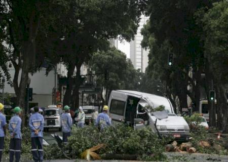 Tempestade causa uma morte e provoca apagão no Rio