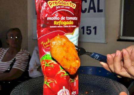 Mulher encontra ''corpo estranho'' dentro de molho de tomate