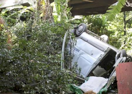 Ambulância cai de viaduto, mata um e deixa dois feridos