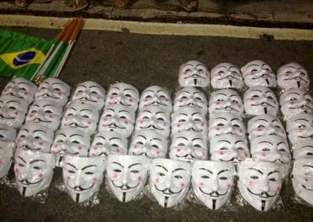 ''Kit manifestante'' é vendido por R$ 15 durante protesto no Rio