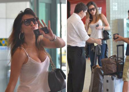 Decotão de Sabrina Sato deixa a galera vidrada em aeroporto