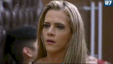 Furacão tem voz de panicat e jeitão de Joana Machado