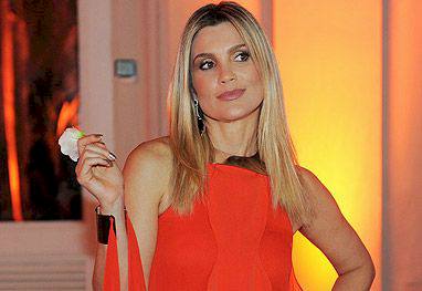 Flávia Alessandra esbanja charme no comando de premiação