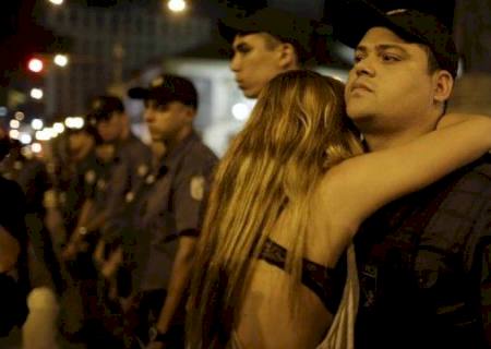 Paz e amor: Jovem abraça e surpreende policial militar