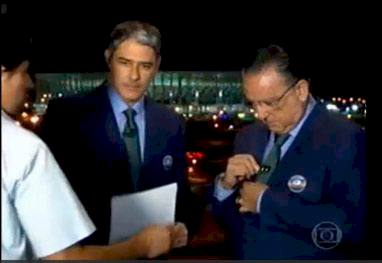 Bonner empurra produtor, corta Galvão e vira hit nas redes sociais