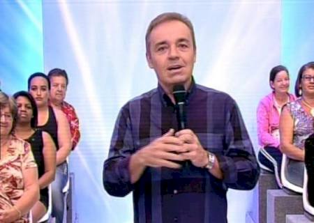 No último programa na Record, Gugu se despede rapidamente