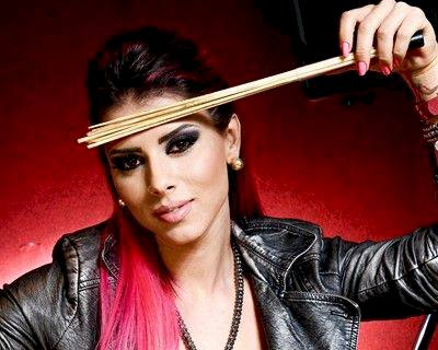Panicat Thais Bianca faz ensaio sensual inspirado em Anitta