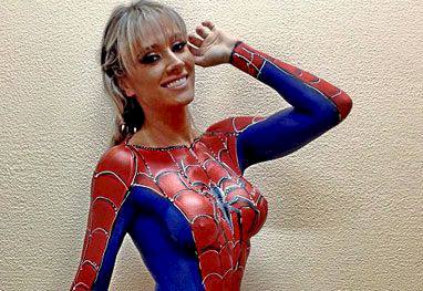 Juju Salimeni pinta uniforme do Homem Aranha no corpo