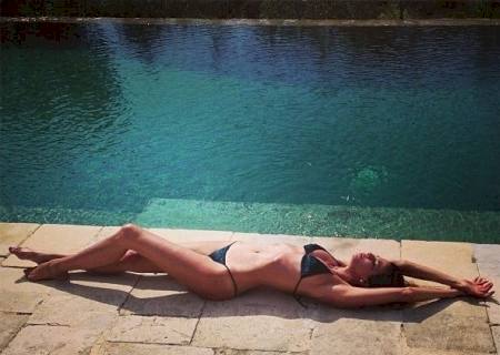 Luciana Gimenez exibe o corpão à beira da piscina na Itália