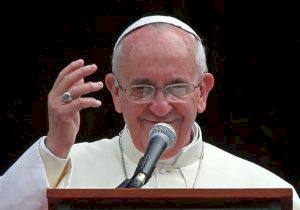 Papa diz que gays não devem ser julgados ou marginalizados