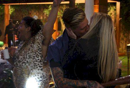 ''Meu namoro acabou no dia da Festa Junina'', diz ex-namorado de Bárbara Evans