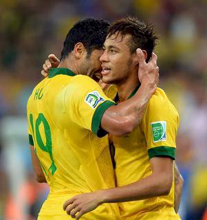 Regina Casé apalpa bumbum de Hulk e diz: ''é o maior do mundo''