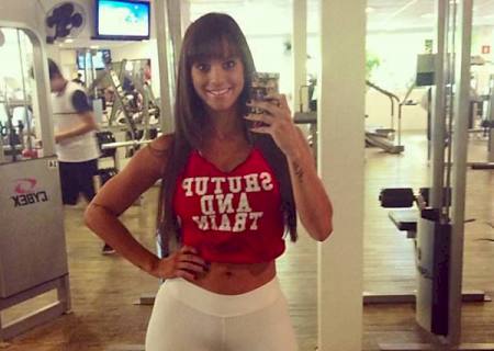 Panicat Carol Dias malha usando legging branca e quase mostra demais